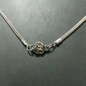 American Eagle Silver Tone Delicate Rose Floral Choker Statement Necklace